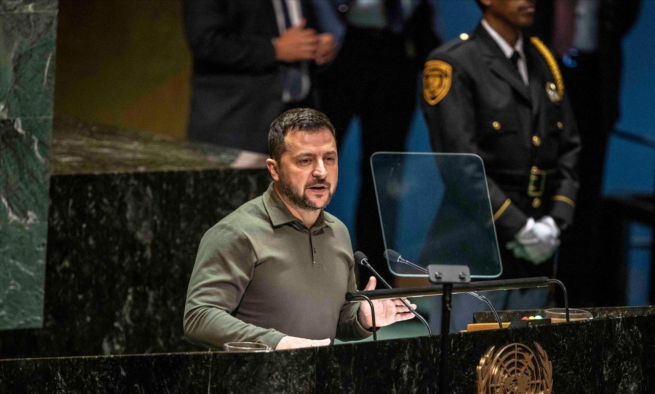 美国专家急提撤台方案，他认为台湾是一个包袱，越早撒手越好，因为美承受不了一个相等