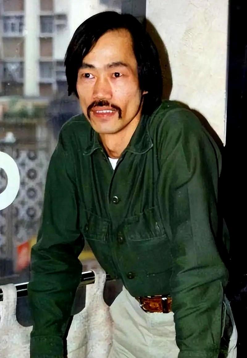 800万不要，10万却接，元华图啥？67岁的元华把成龙的800万港币推回去，