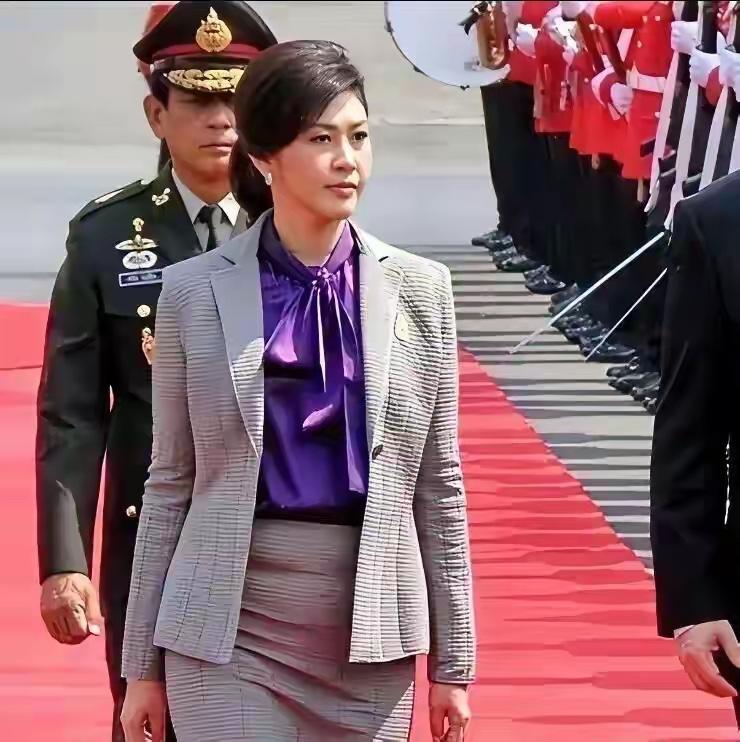 亚洲第一女神，太漂亮了，刘亦菲都没有她漂亮，一身小西装，身材比例完美，气质高贵，