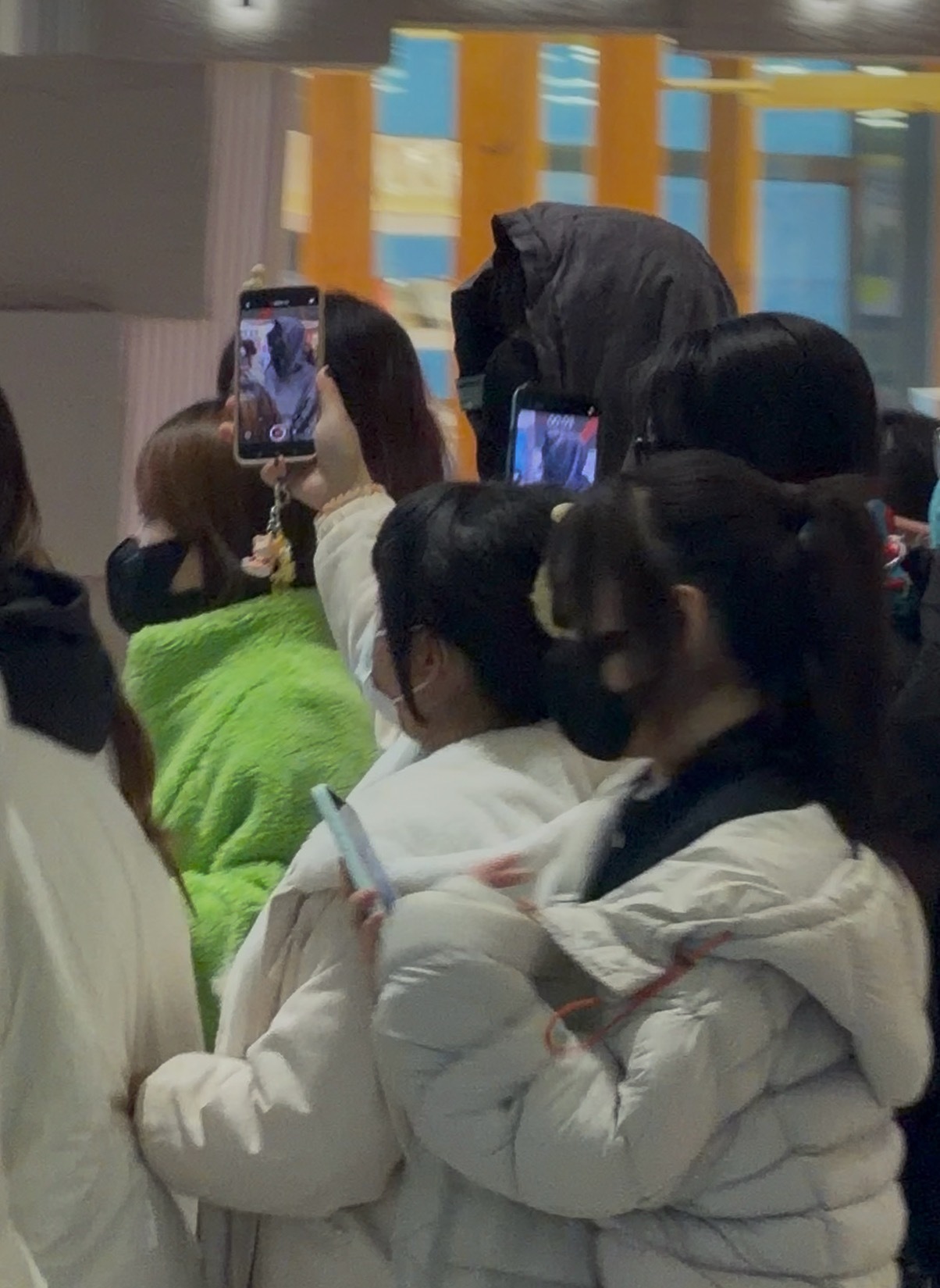 好羡慕这些追星女孩能不上班在机场追星也不知道捂这么严实在拍什么呢