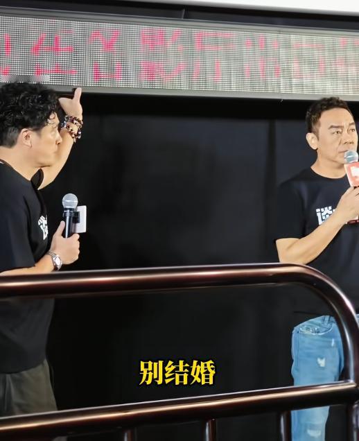 《谈判专家》路演现场，吴镇宇、刘青云两大影帝同台。观众当众抛来一道送命题：劝劝
