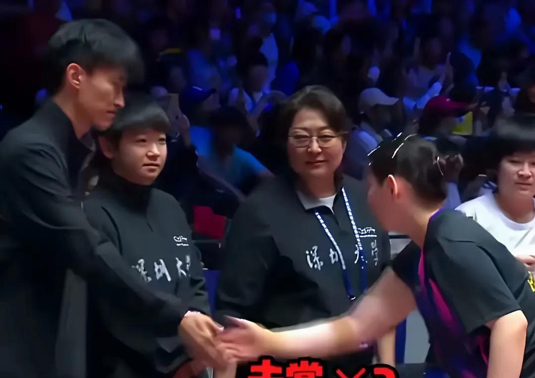 孙颖莎的尴尬在雄安乒超赛场上，孙颖莎遭遇两次尴尬。镜头一: