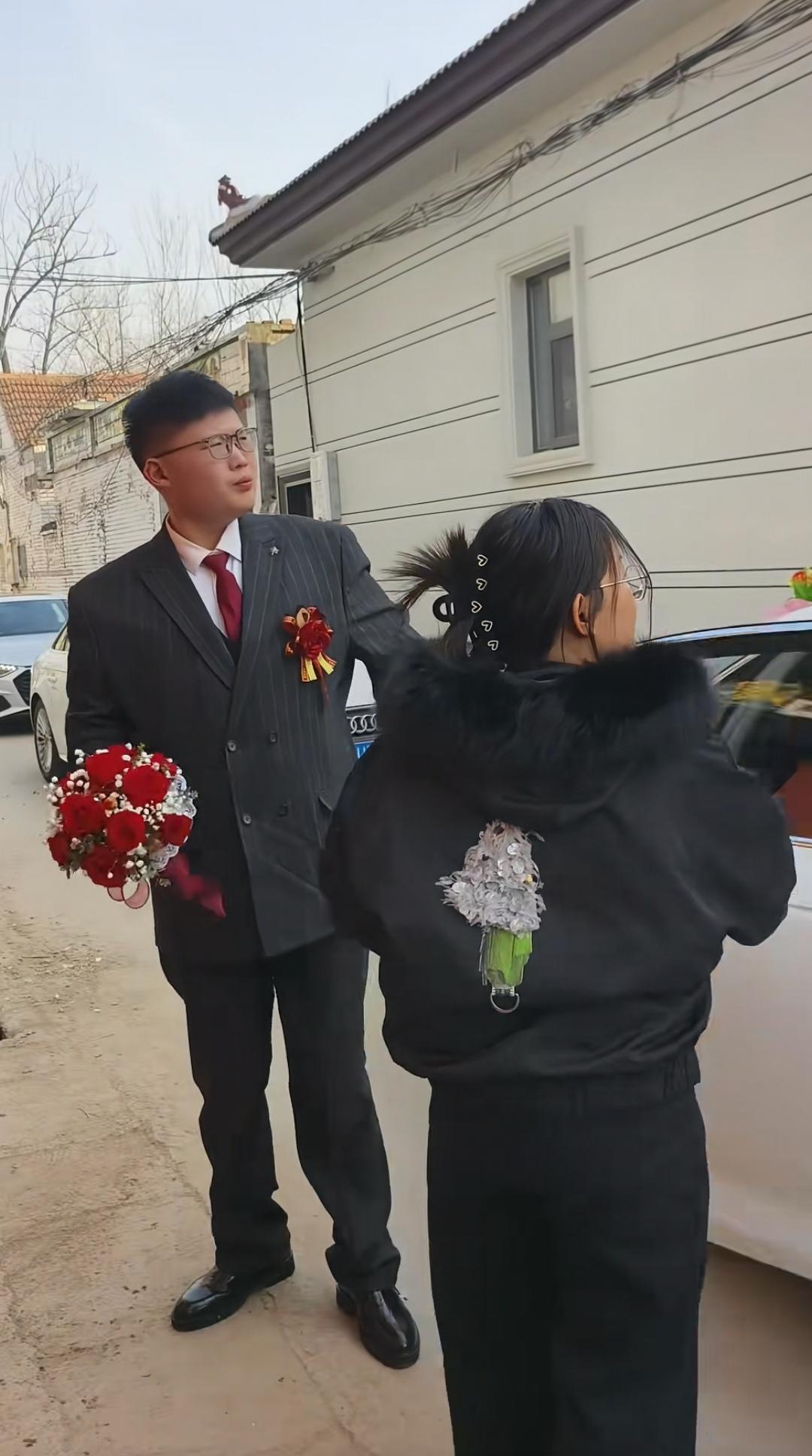 大衣哥女儿出嫁，女婿走路像古代大官人2月13日，朱楼村。新郎穿笔挺西装、戴金