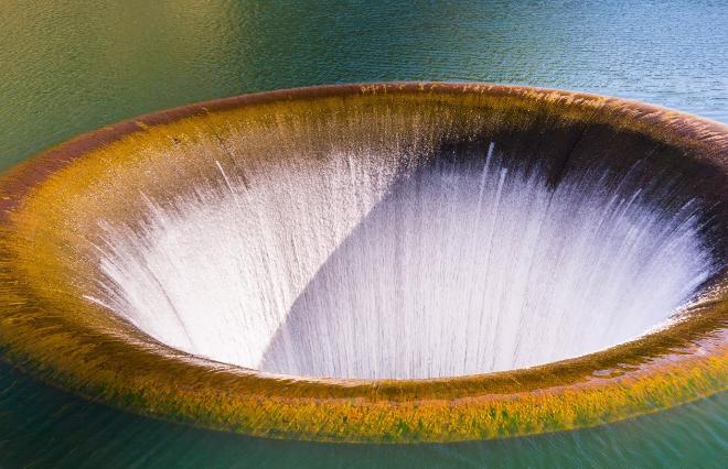 地球的水从哪来？用了46亿年还没干涸，谁在给地球“续杯”？科学界吵了几十年都