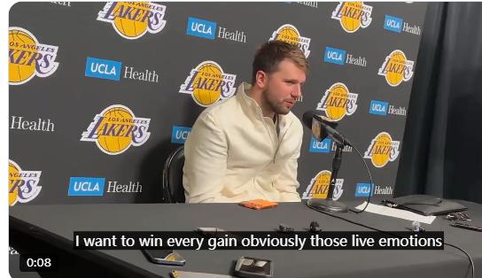 东契奇谈自己为何总在比赛中情绪激动，摊开双手找裁判的原因。东契奇说：“我是