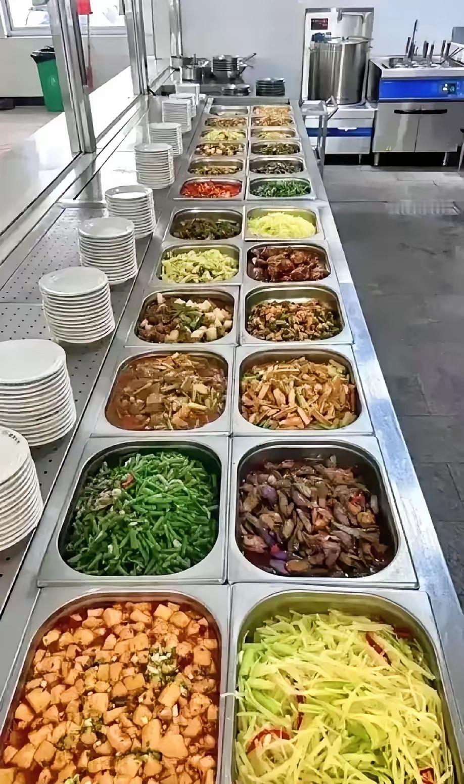 厂里有位食堂大姐，每天都打包饭菜回家，给他老公吃。虽说饭菜都是剩的，也不值钱。但
