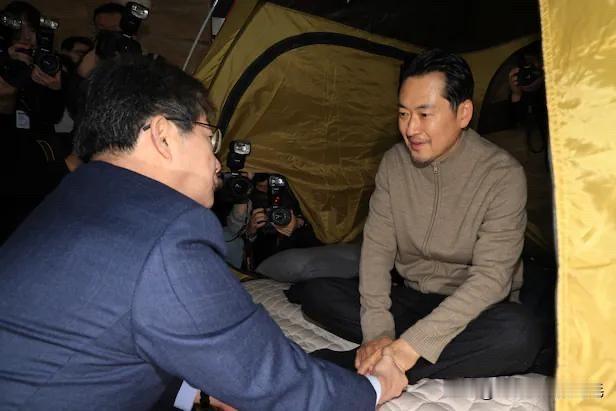 1月20日上午，韩国前议员、曾参选总统的刘承旼前往国会罗滕德厅，探望为敦促“双特