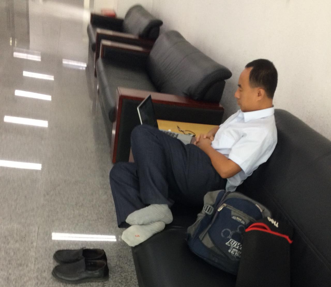 我发现了领导的一个秘密，或者说一个怪癖。每次开会或者吃饭或者坐车或者闲谈时，领