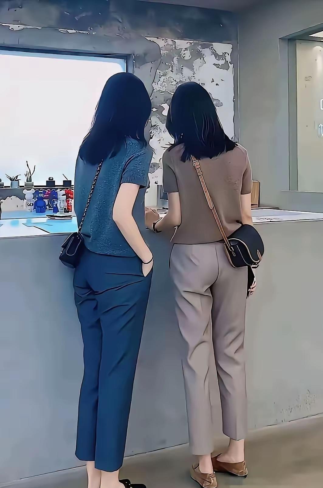 姐妹俩太有气质了，谁家的媳妇可羡慕了。