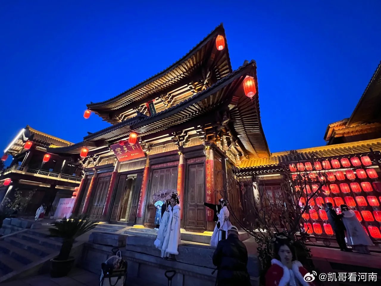 我的清明游记这是一个火树银花，灯火辉煌，沉浸在国风文化盛宴之中，活动内容丰富多彩