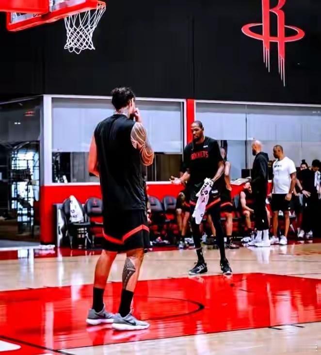 范弗利特：杜兰特和亚历山大，根本不是一个级别。“我看他站底角接球，拔起来就扔，球