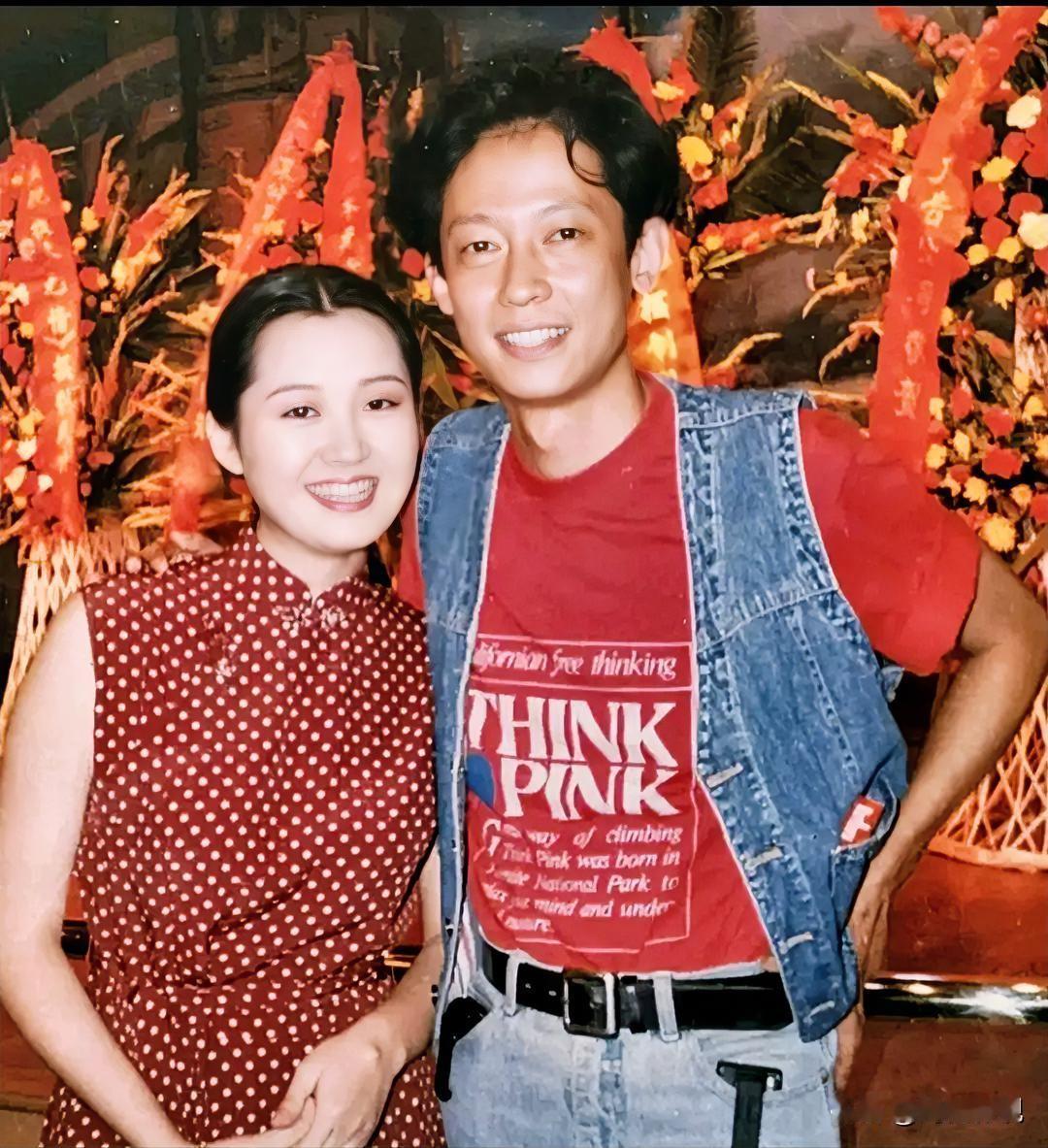 那时的王志文疏眉朗目，气宇轩昂！妥妥的大帅哥一枚。就不知左边的美女是谁？看她细眉