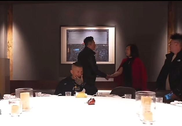 馆长真是一个粗人汪小菲设宴招待他期间,永利女老板到场,汪小菲起身握手寒暄,馆