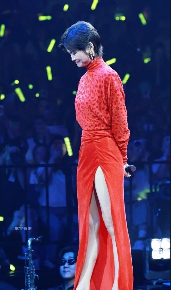 李宇春穿红裙出场了，不撩人，不卖惨，直接把场子震了。别人穿高开叉是风情万种，她