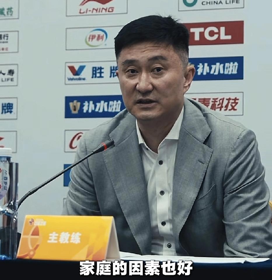 杜锋主动解答了焦泊乔的情况，并非网传说的那样。昨天赛后发布会杜锋说“大家也知道小