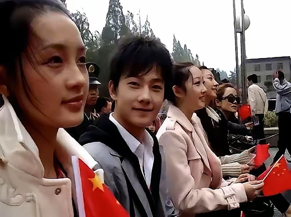 杨洋李沁曾是彼此初恋李沁要嫁豪门的消息一出，杨洋评论区炸了。有人翻出旧账，当年杨