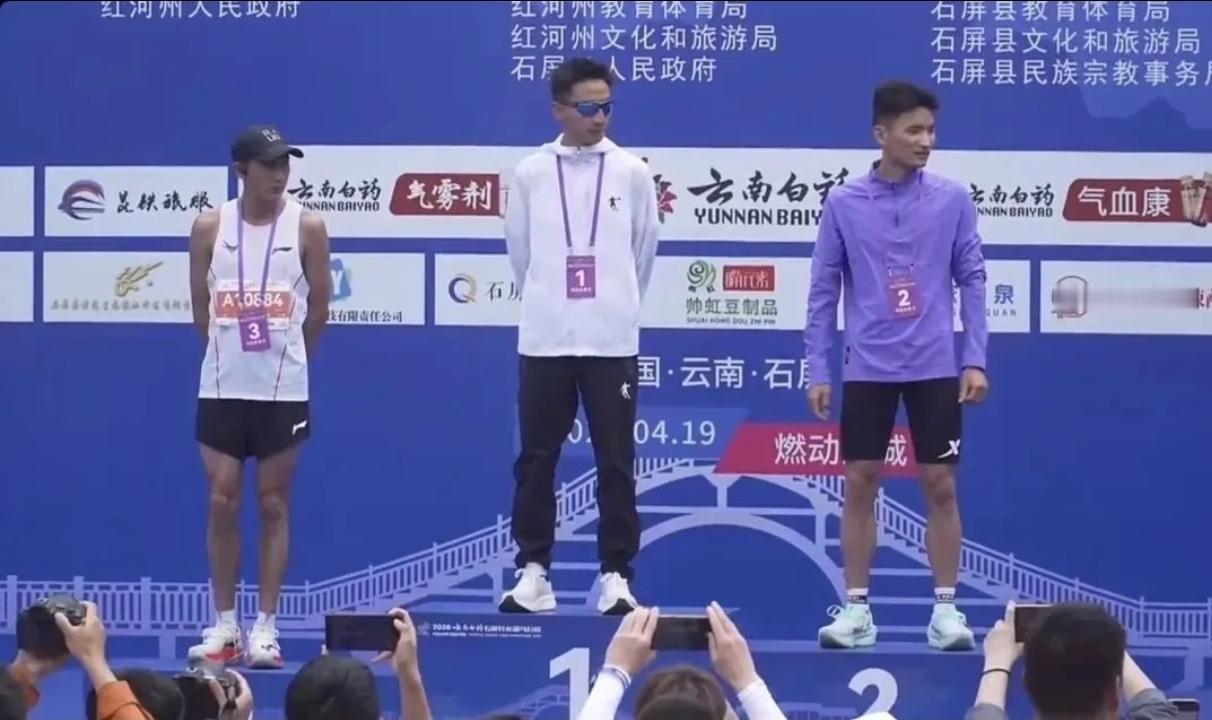 石屏马拉松高手云集，冠军全部诞生！半马男子杨绍辉后程发力，以1小时08分28秒