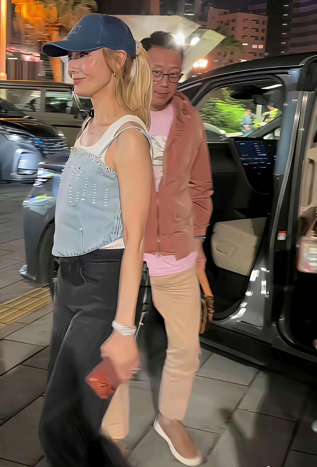 富不过李嘉诚，美不过李嘉欣路人抓拍生图状态太绝！年轻时惊艳时光，上了年纪依旧气