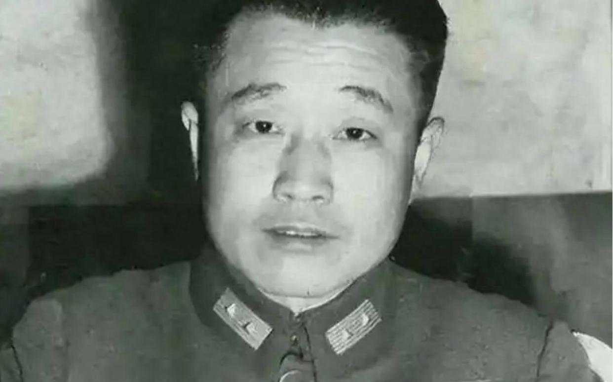 杜聿明被俘时想隐瞒身份，见到四纵政委就不做声了，因为是他同学。隐瞒身份，见到四纵