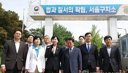 尹锡悦以健康为理由，拒绝三大特检组的问话。今天民主党一群议员组团在民主党最高委员