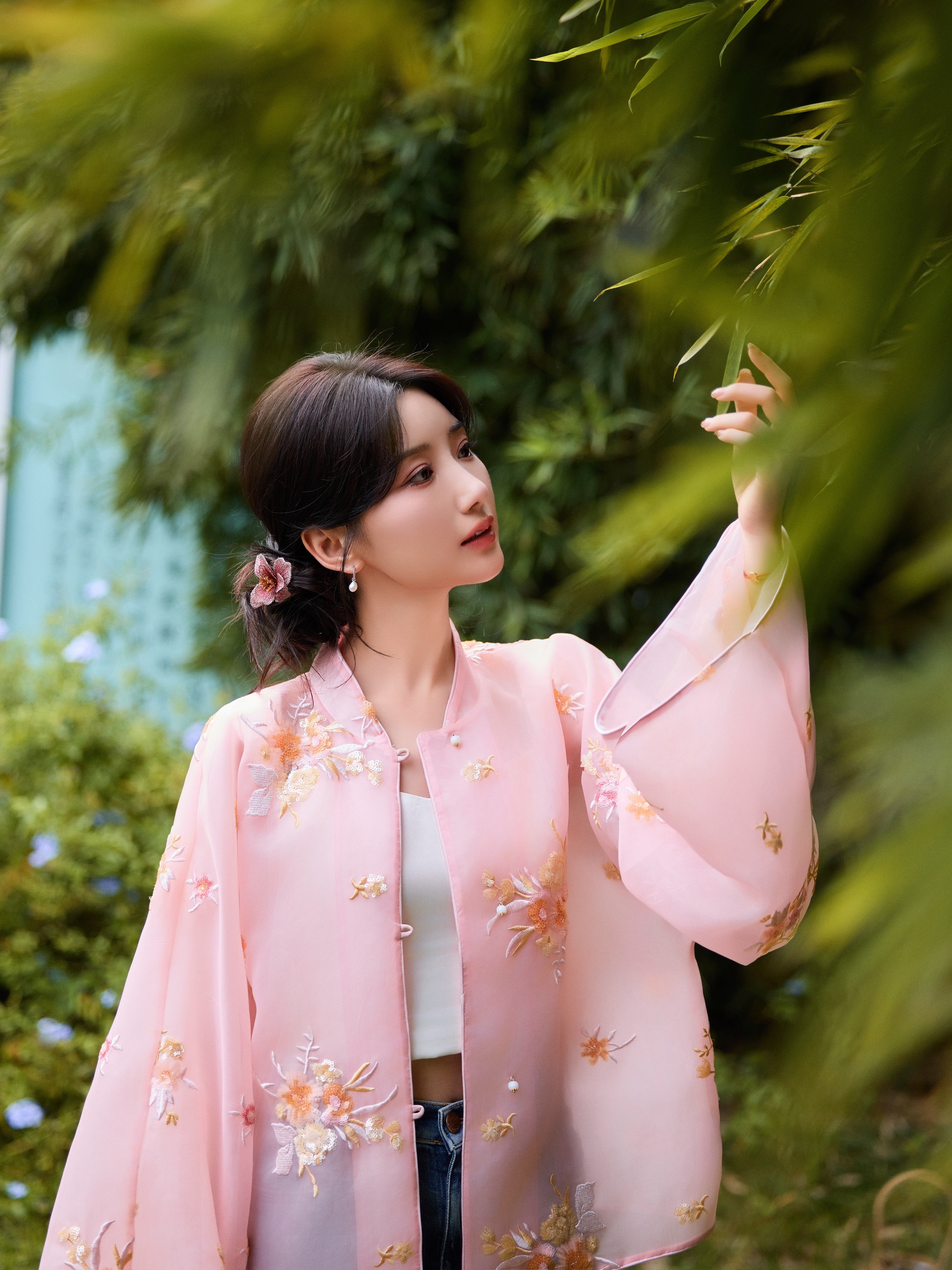 毛晓彤粉红新中式穿搭：庭院优雅漫步、茶馆闲适品茗​​​