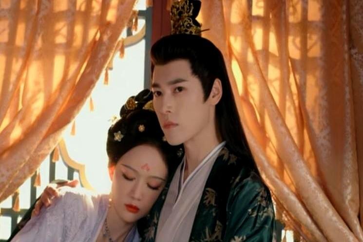 流言真能杀人。一句闲话，能把人钉在耻辱柱上。《山河枕》里，卫韫和楚瑜刚冒