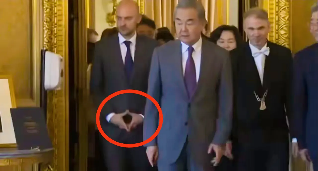 看一下，这是与媒体见面拍照环节，法国外交部长巴里紧随我方外长王毅之后，时而偏左