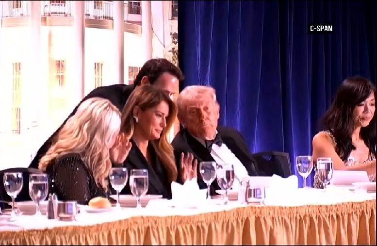 特朗普两口子，大难临头各自飞，枪击事发时，前一秒还在贴脸交谈，听到枪声，梅拉尼娅