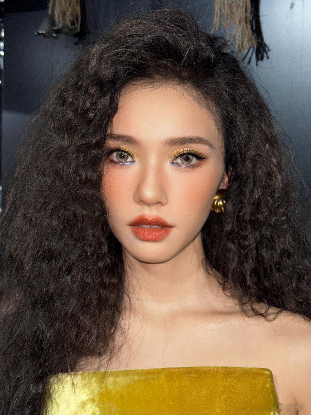 林允最近朋克风很着迷，姜黄色廓形丝绒抹胸礼服裙，脚蹬一字带高跟鞋搭配BOUCHE