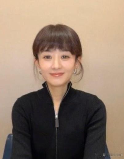 1月26日，赵丽颖《小城大事》大结局剧组团建直播，众人对赵丽颖在剧中表现全肯定，