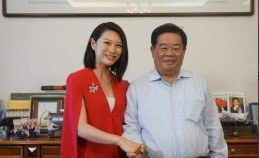 1971年，曹德旺当炊事员时，发现有女人偷东西，抓住她后，女人立马求饶：“只要你