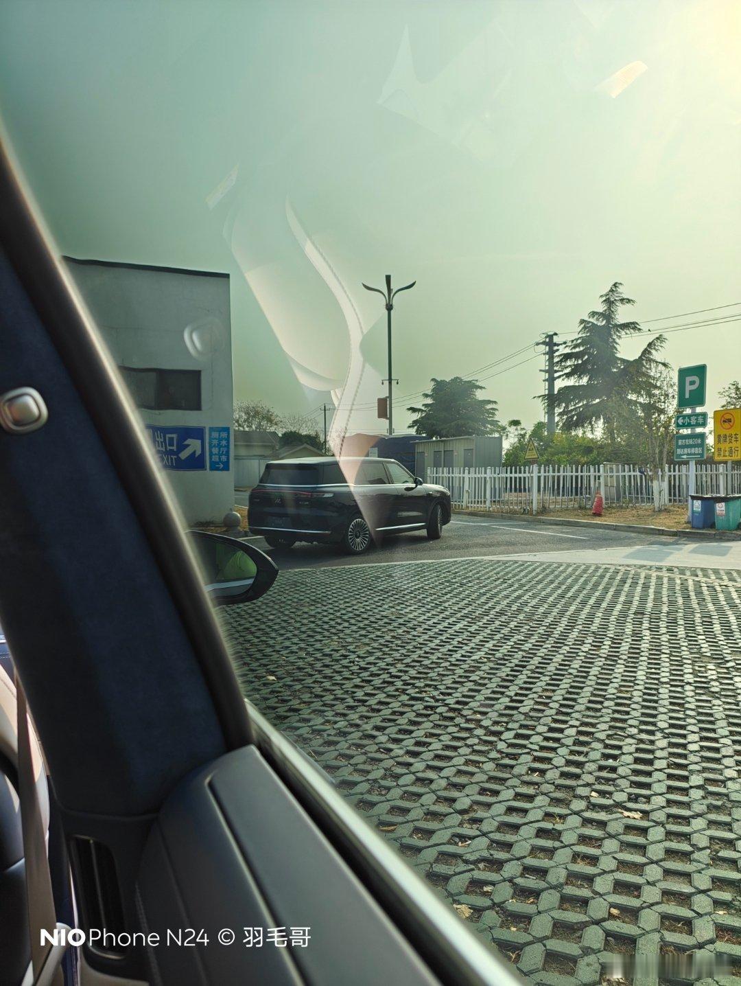 还是在S39小黄山服务区，这位智己LS9大哥不知道为何在这转了得有两圈，好像是外