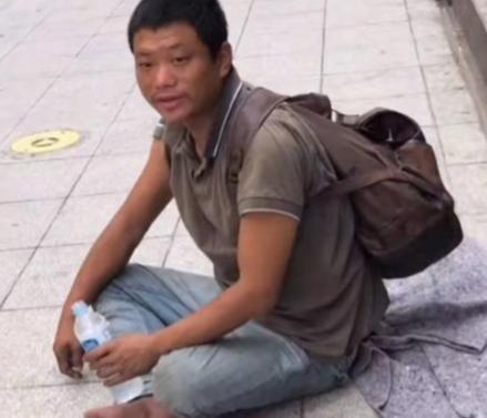 “我不配回中国，没脸见人”，他流落巴西街头，靠乞讨为生，当大使馆找到他时，他却死