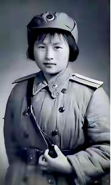 大家知道照片中这名女军官的军衔吗？这可不是军校学员的肩章，而是一名准尉。55年