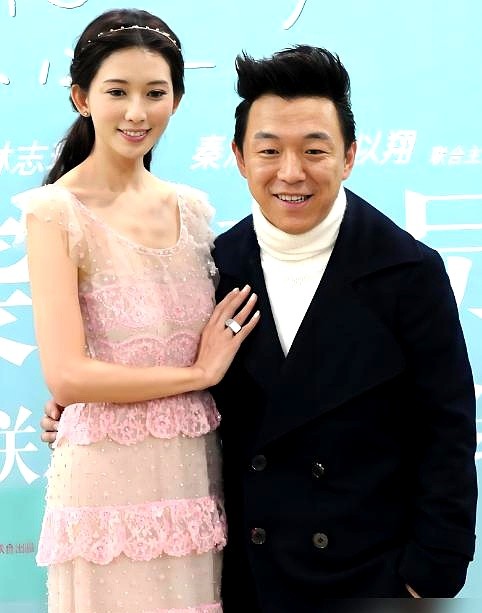 小S死盯黄渤逼问和林志玲拍吻戏啥感觉，全场瞬间捏了把汗。黄渤连顿都没打，抓起话筒脱口而出，满脑子都是