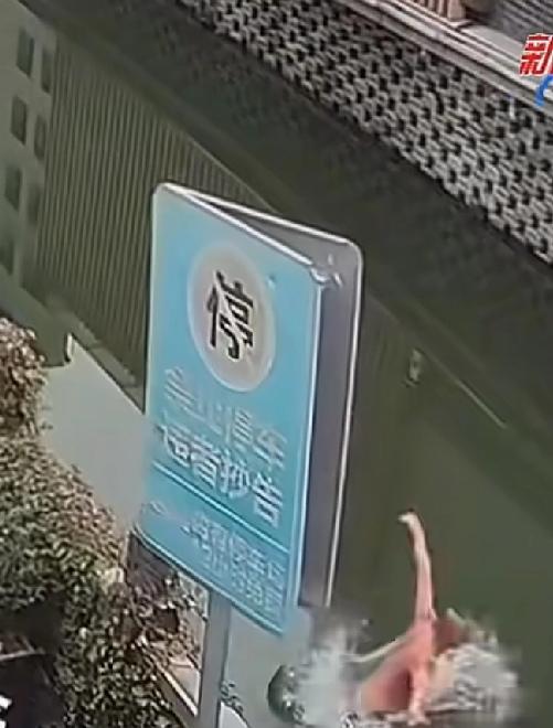 估计作为男子是太开心了浙江宁波北仑一位男子和几个朋友在中午一个饭店内喝的非常开