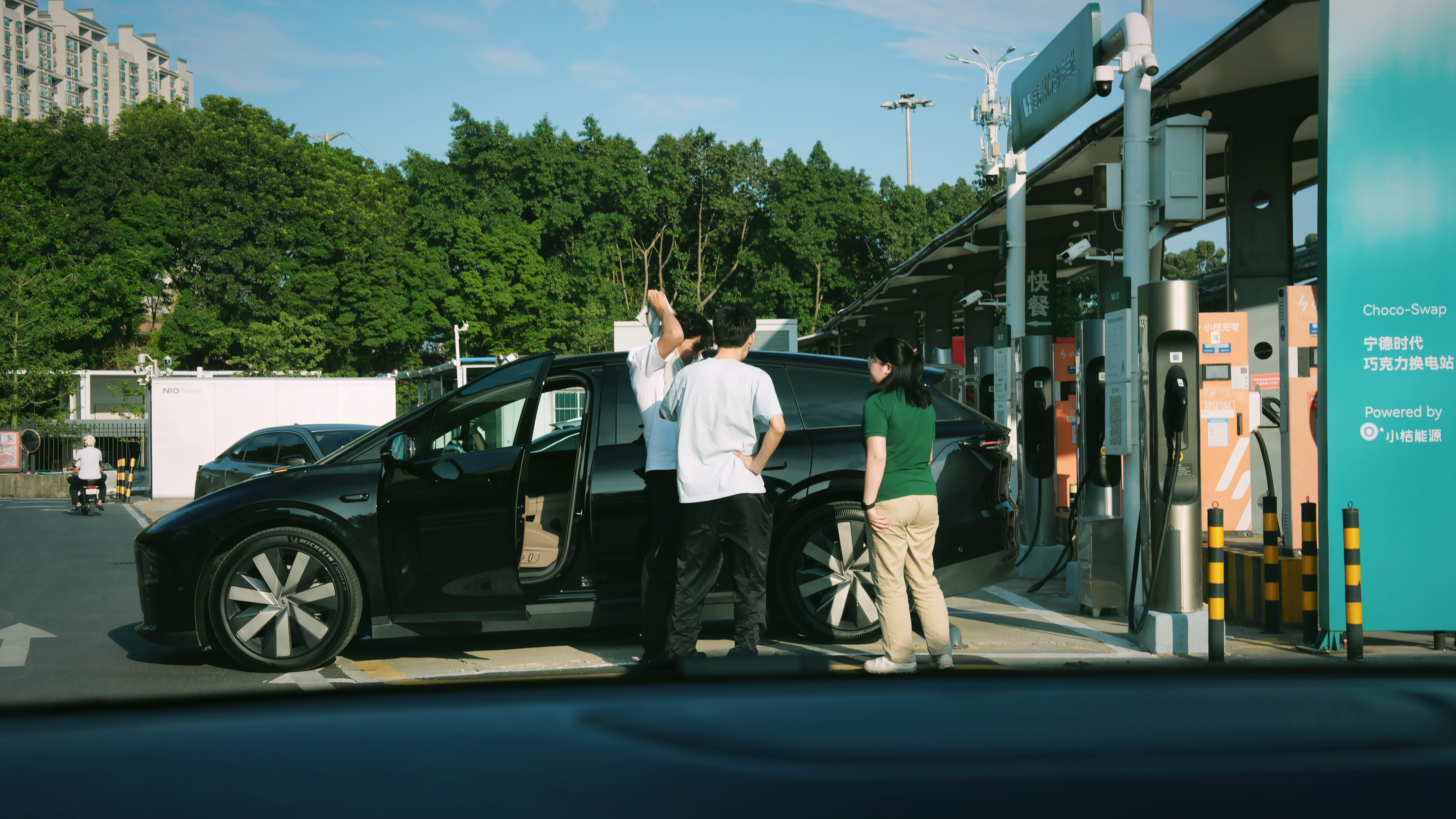 第二次见理想的小伙伴带试驾的客户来体验5C的超充了，我觉得感觉是工作流程了，因为