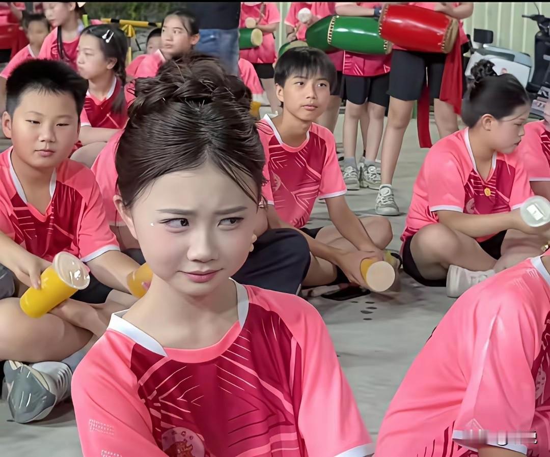 小女孩的眼神不是这个年龄该有的