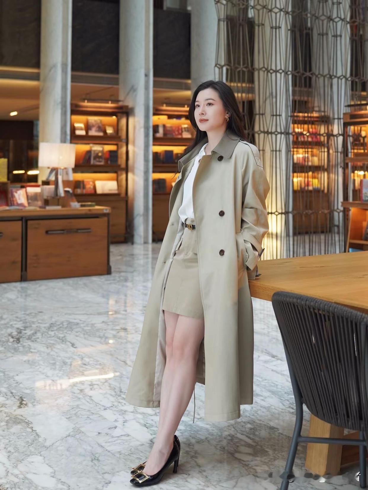 长款风衣配高跟鞋，那真是都市女性优雅的标配。就说我上次逛街，看到一位女士，一袭驼