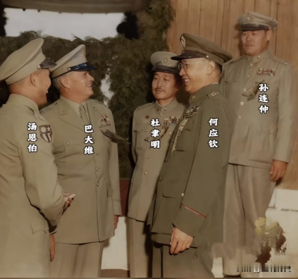 这张珍贵合影你肯定没见过！这张合影拍摄于1948年9月15日，何部长会见美军