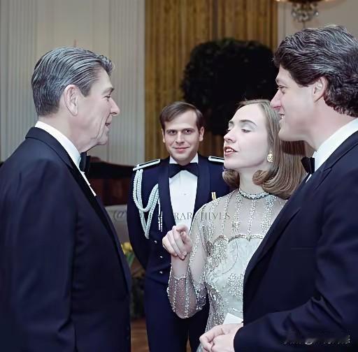 希拉里看里根的表情，真是够一说的了，似乎是用鼻孔看人，一脸小人得志的样子，脸上充