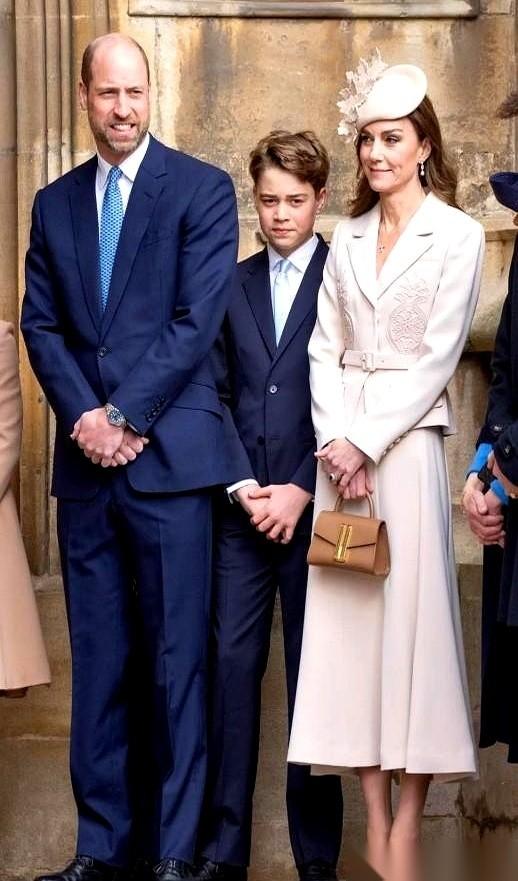 手指在屏幕上划到凯特王妃复活节亮相的照片，视线准会顿住。形销骨立，衣服在身上晃