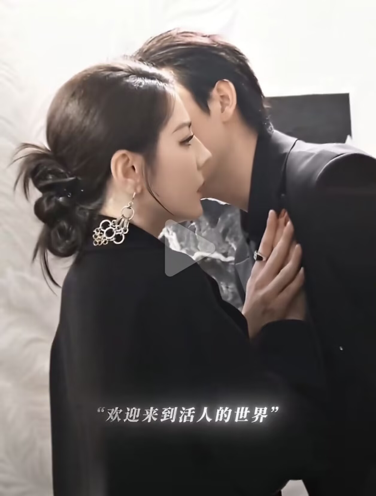 真不理解娱乐圈这双标，迪丽热巴34岁有年龄感太正常了，演的还是古偶女主大多活了几