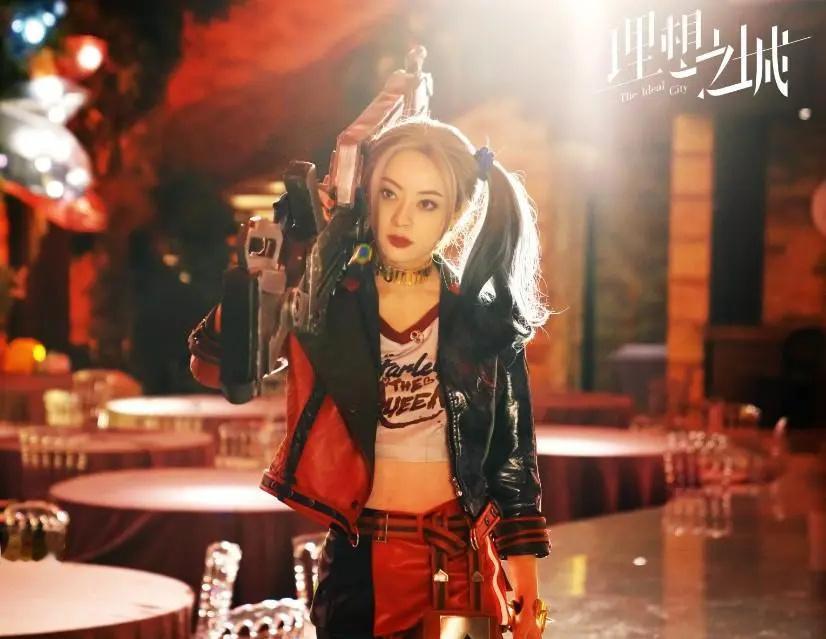 孙俪也太豁的出去了吧，扮小丑女腰细腿长，染彩发像漫画少女!​