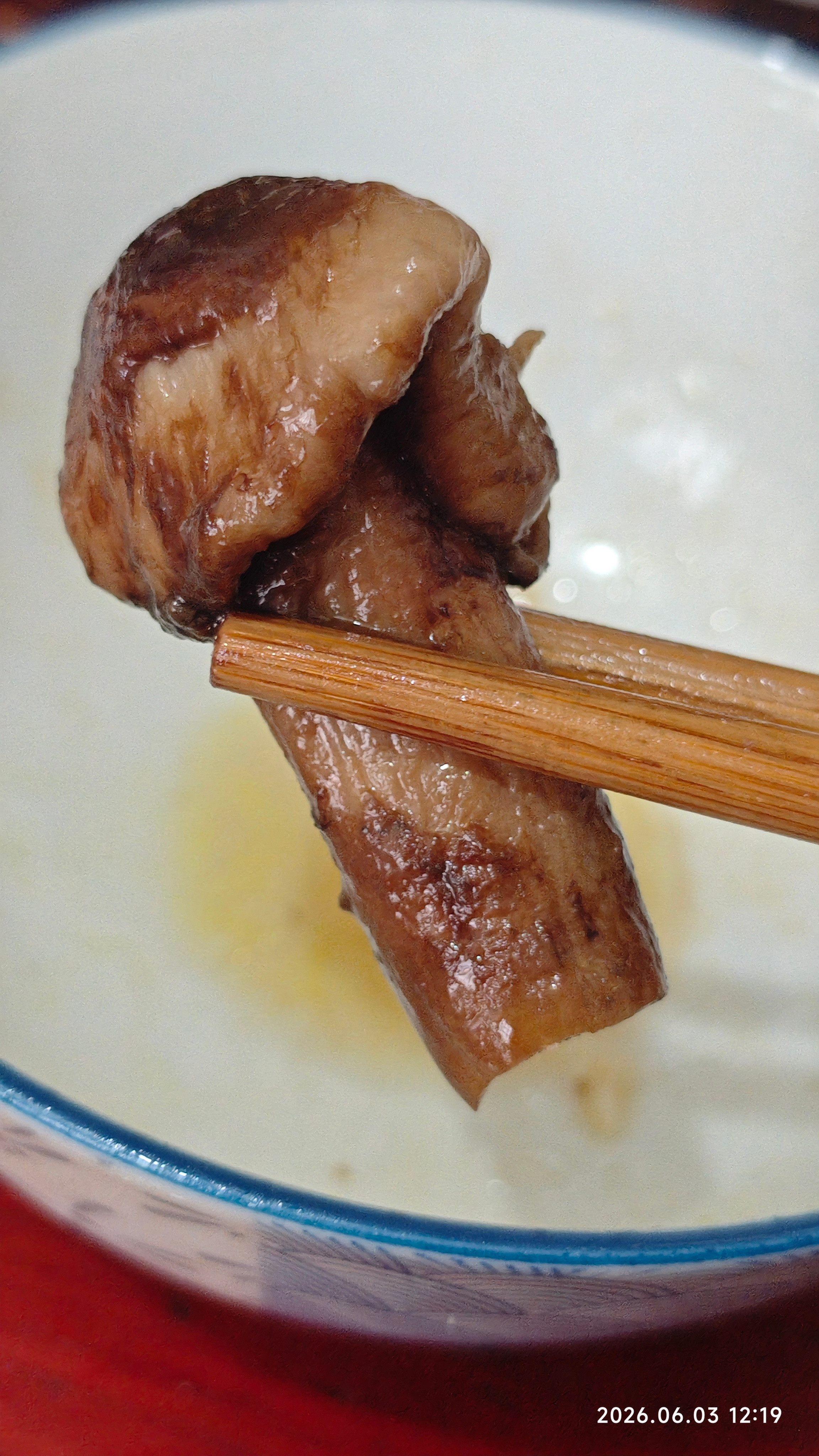 雅安又是一年菌子香，山野鲜味入家常入夏雨落，山林苏醒，一年一度的野生菌季如约而