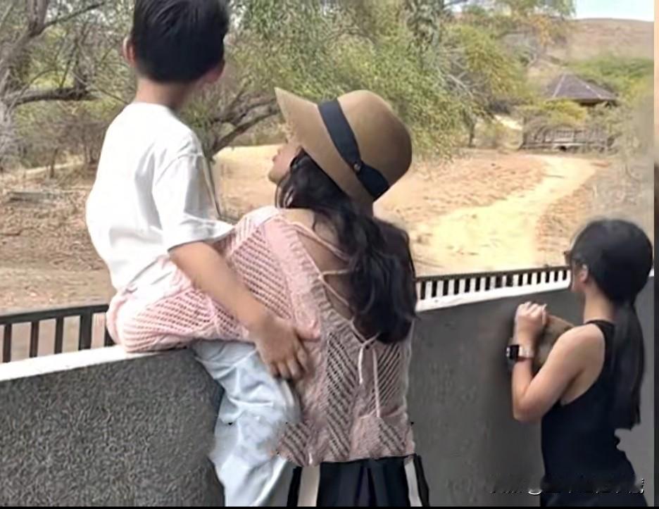 单亲妈妈章子怡在个人社交平台发布视频，七夕节带一双儿女度假，共度七夕情人节！在海
