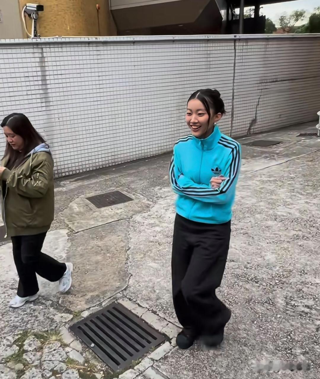 陈奕迅21岁女儿陈康堤现身香港街头，她的外形看起来好一般，个子挺矮的，长相普通，