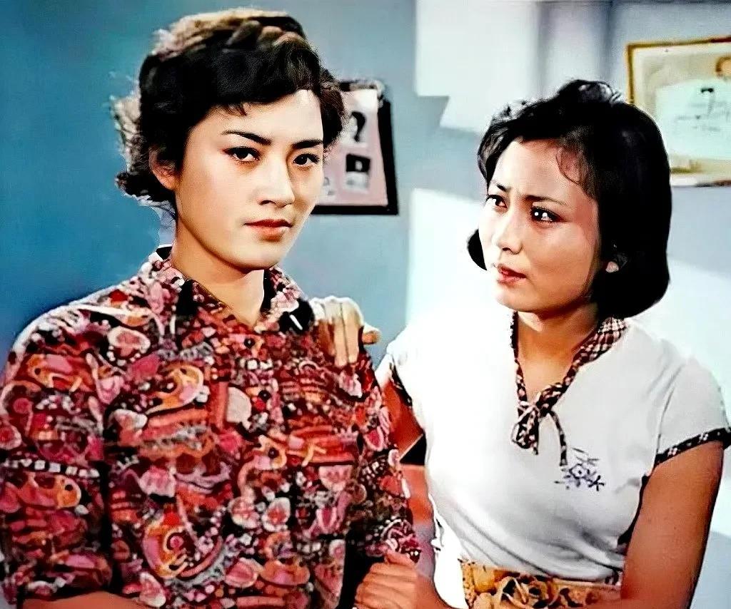 银幕上2颗美丽的流星。图一是龙江电影制片厂，在1981年拍摄的电影《她从雾中来