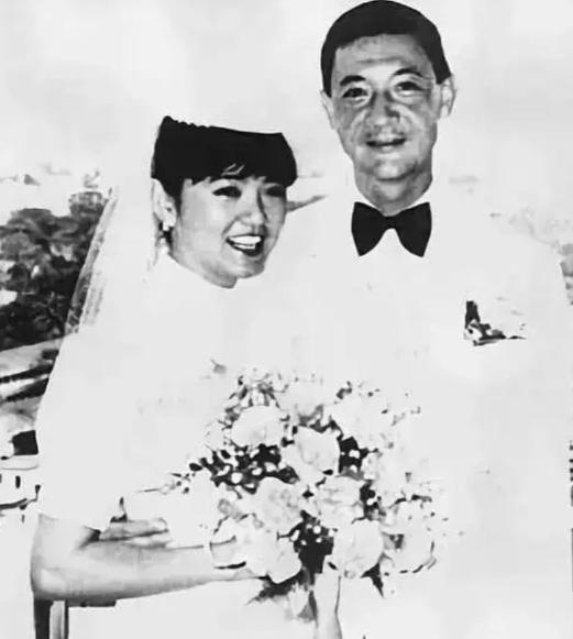 1976年，已婚的蒋孝武看上了夫人给孩子请的家教老师，蔡惠媚比他小20岁，并且非