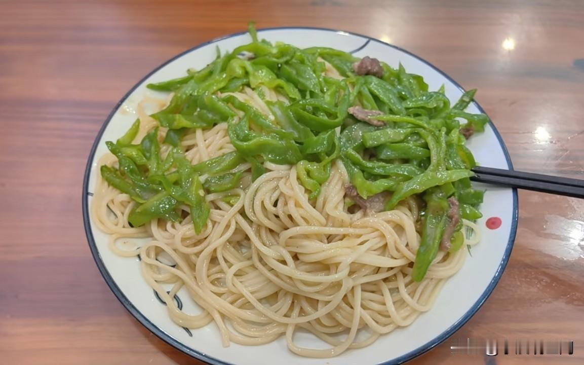 兰州拉面里的青椒炒肉盖浇面，我花了18元，就不能给我多放点牛肉？[哭哭]服